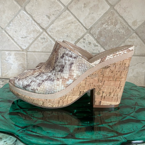 Like New! Johnston & Murphy Angie Taupe Snakeskin Leather Mules Size 6 - Picture 4 of 15